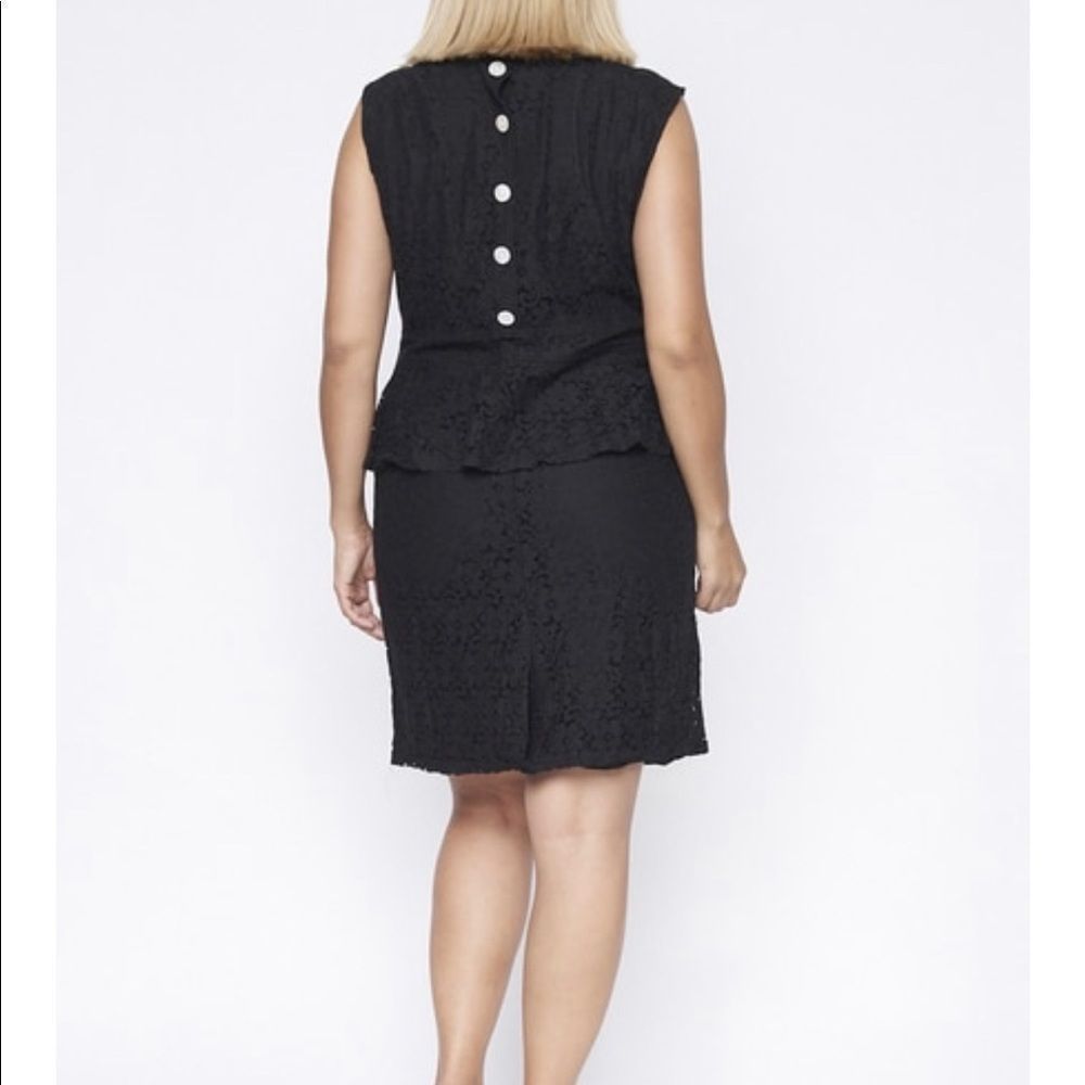 Short lace plus size dress - Picture 3 of 3